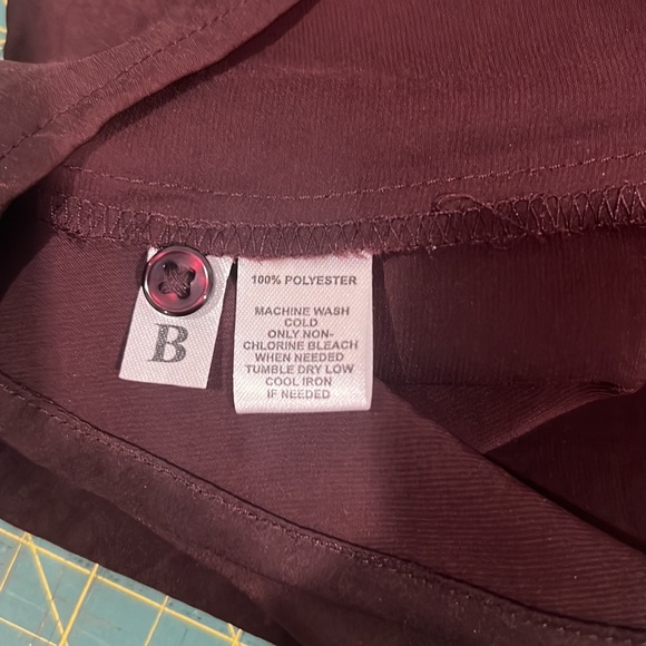 Ann Taylor Loft MP burgundy top. Long sleeves with button closure. V neck. - Picture 3 of 3